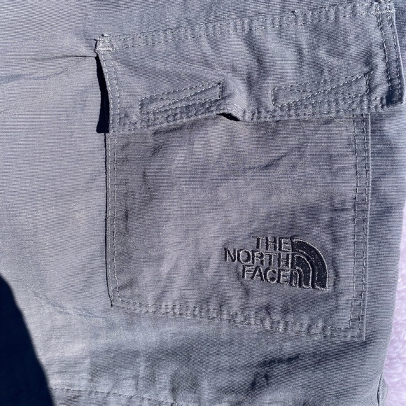 THE NORTH FACE GREY CARGOS PANTS/SHORTS - Picture 4 of 6